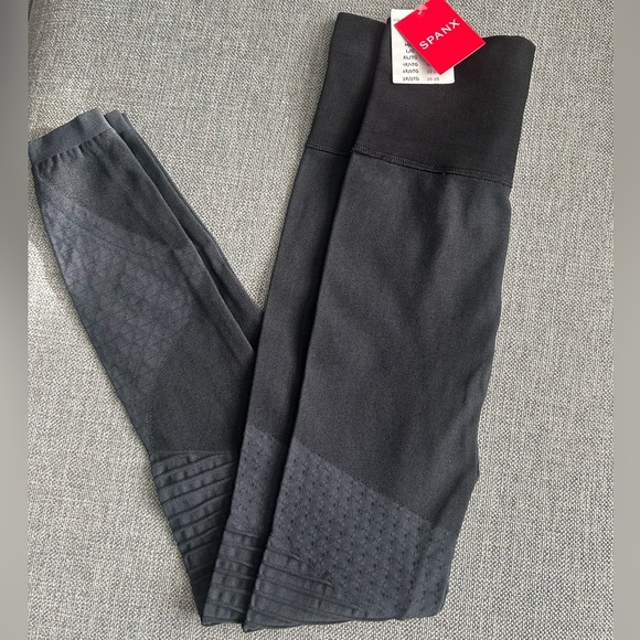 SPANX Seamless Moto Leggings in Very
Black Size XS - Picture 8 of 9